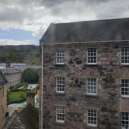 Ferienwohnung Canongate - Spacious And Historic 2 Bed Flat On Royal Mile Edinburgh Exterior foto