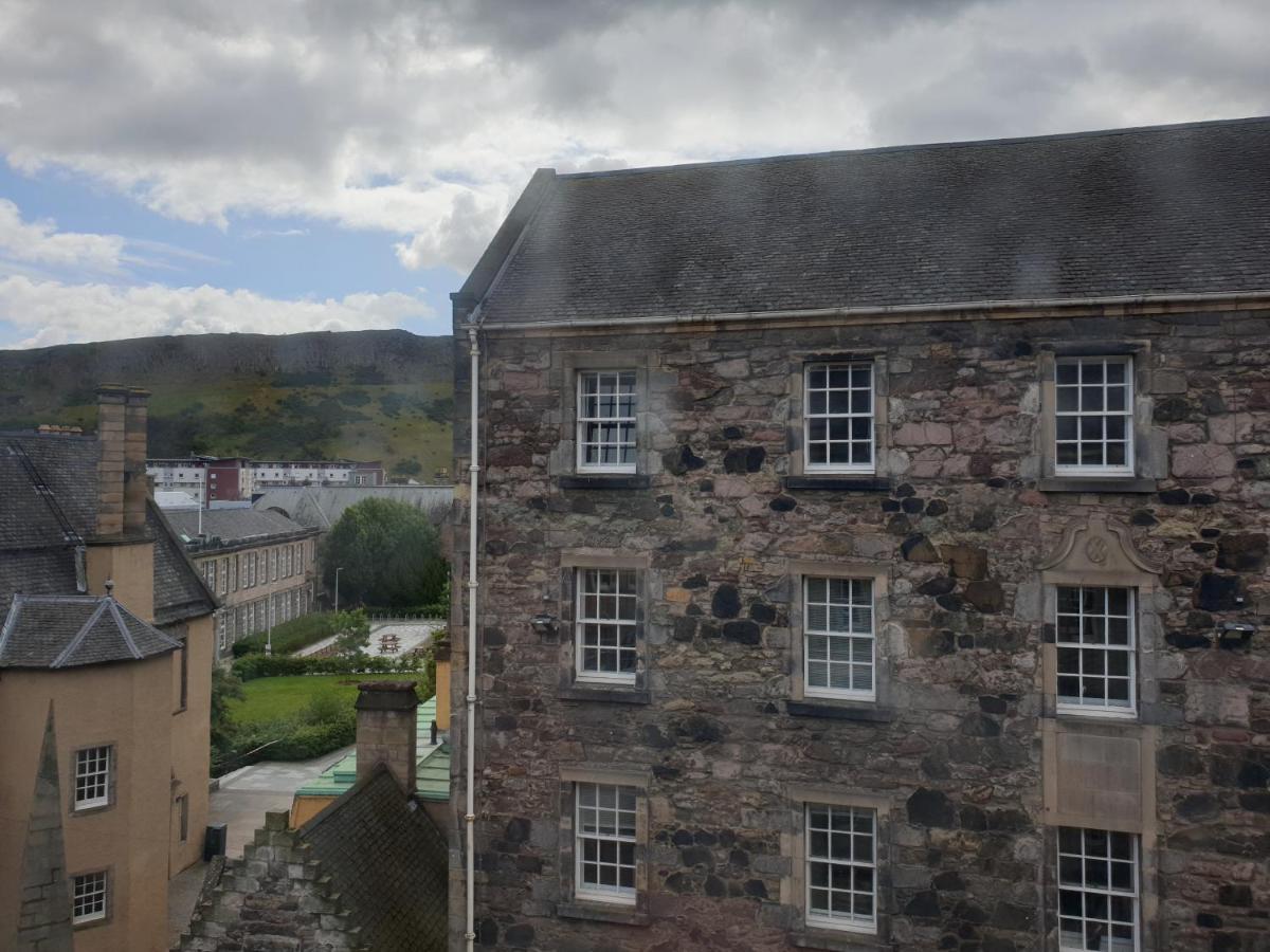 Ferienwohnung Canongate - Spacious And Historic 2 Bed Flat On Royal Mile Edinburgh Exterior foto